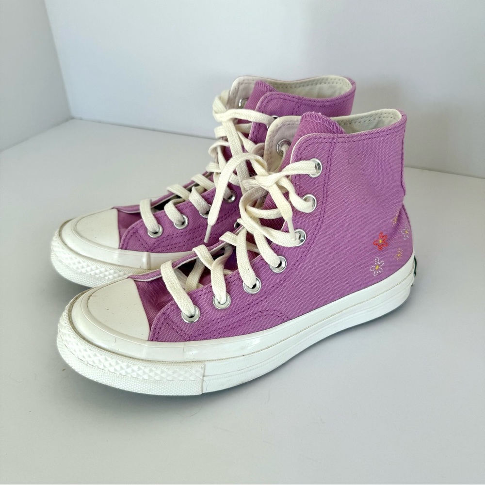 Lavender Embroidered High-Top Converse EUC